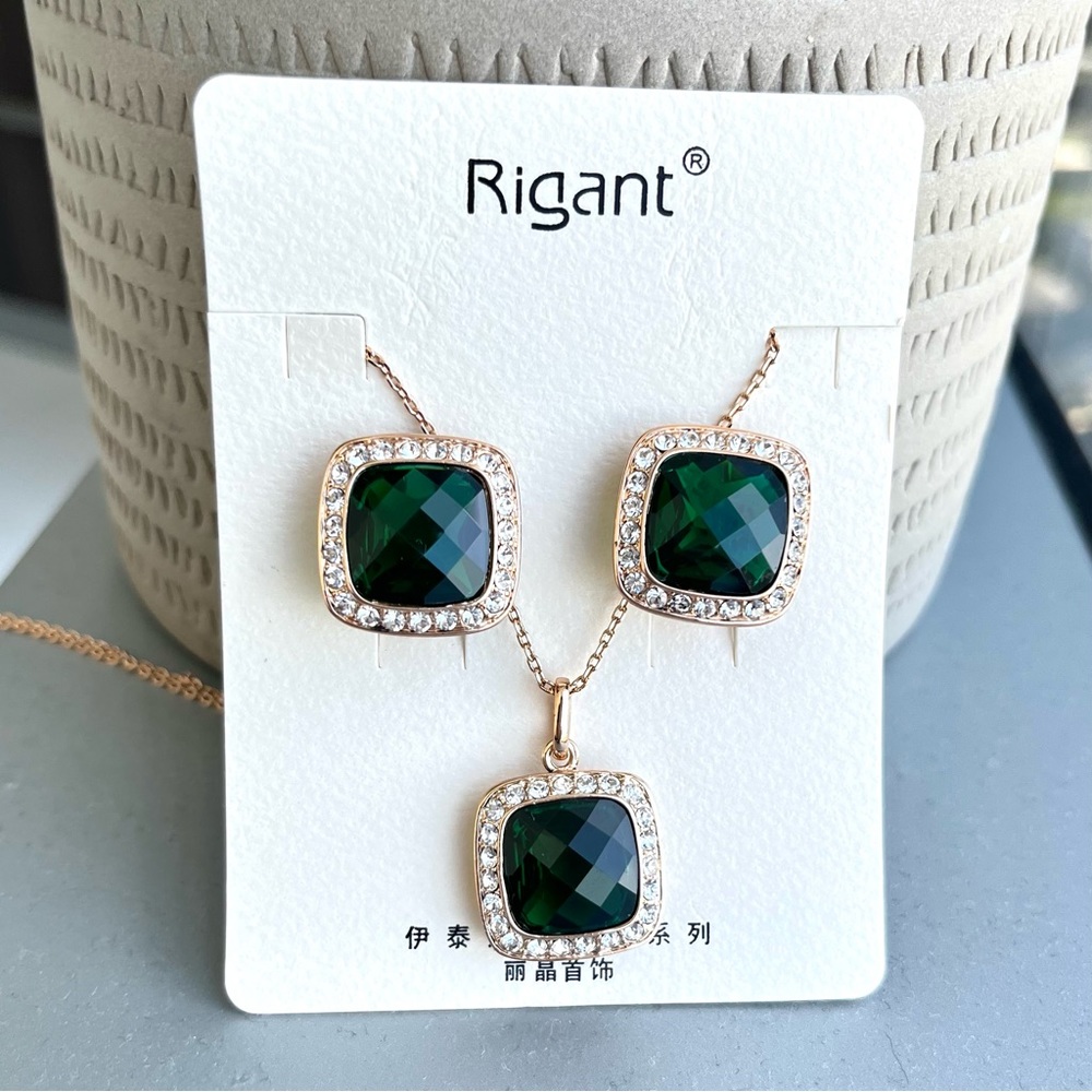 Olive green gold necklace and earrings set with diamonds